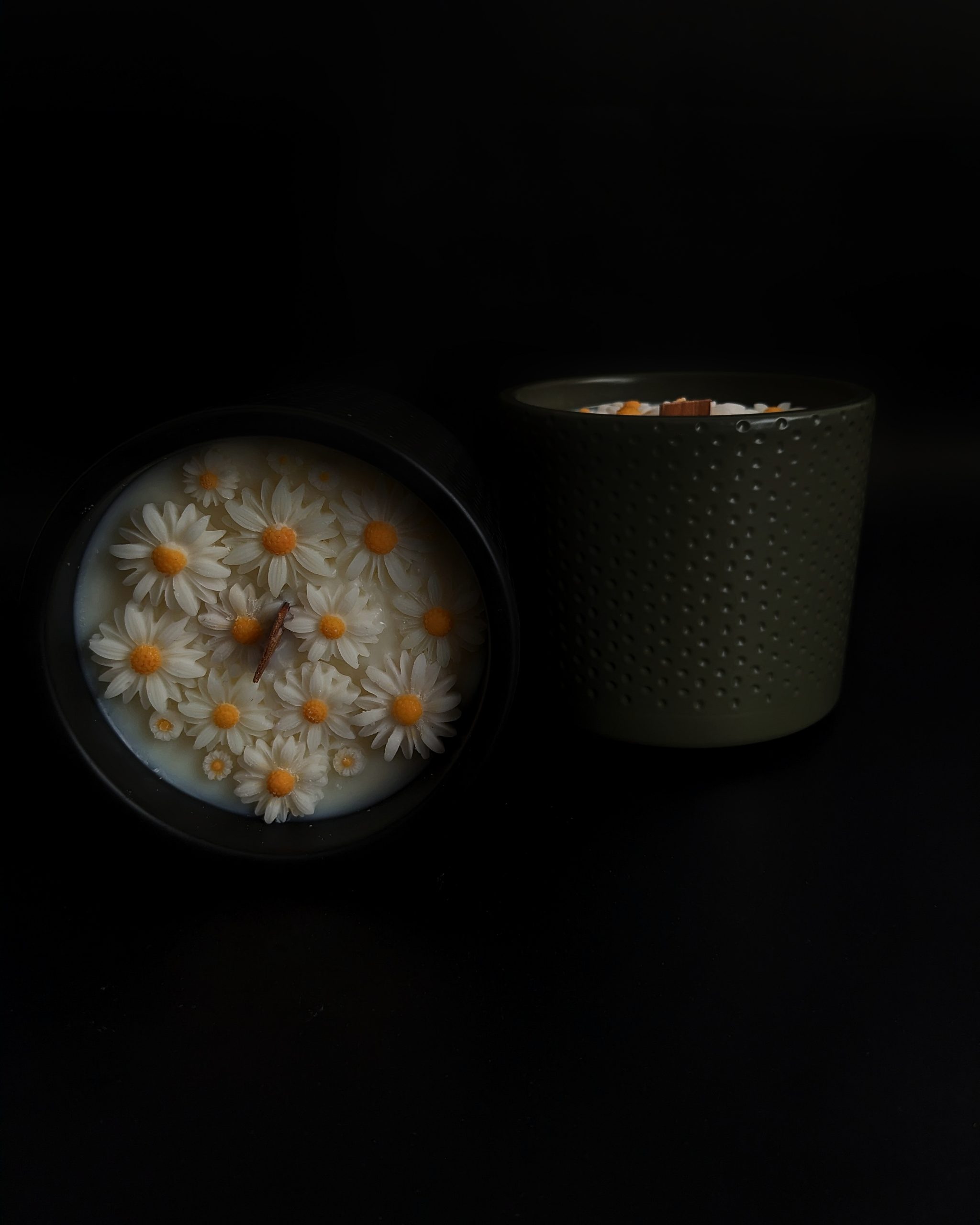 Krāsaina sojas vaska svece ar margrietiņām 400ml trauciņā ar koka degli - Image 2