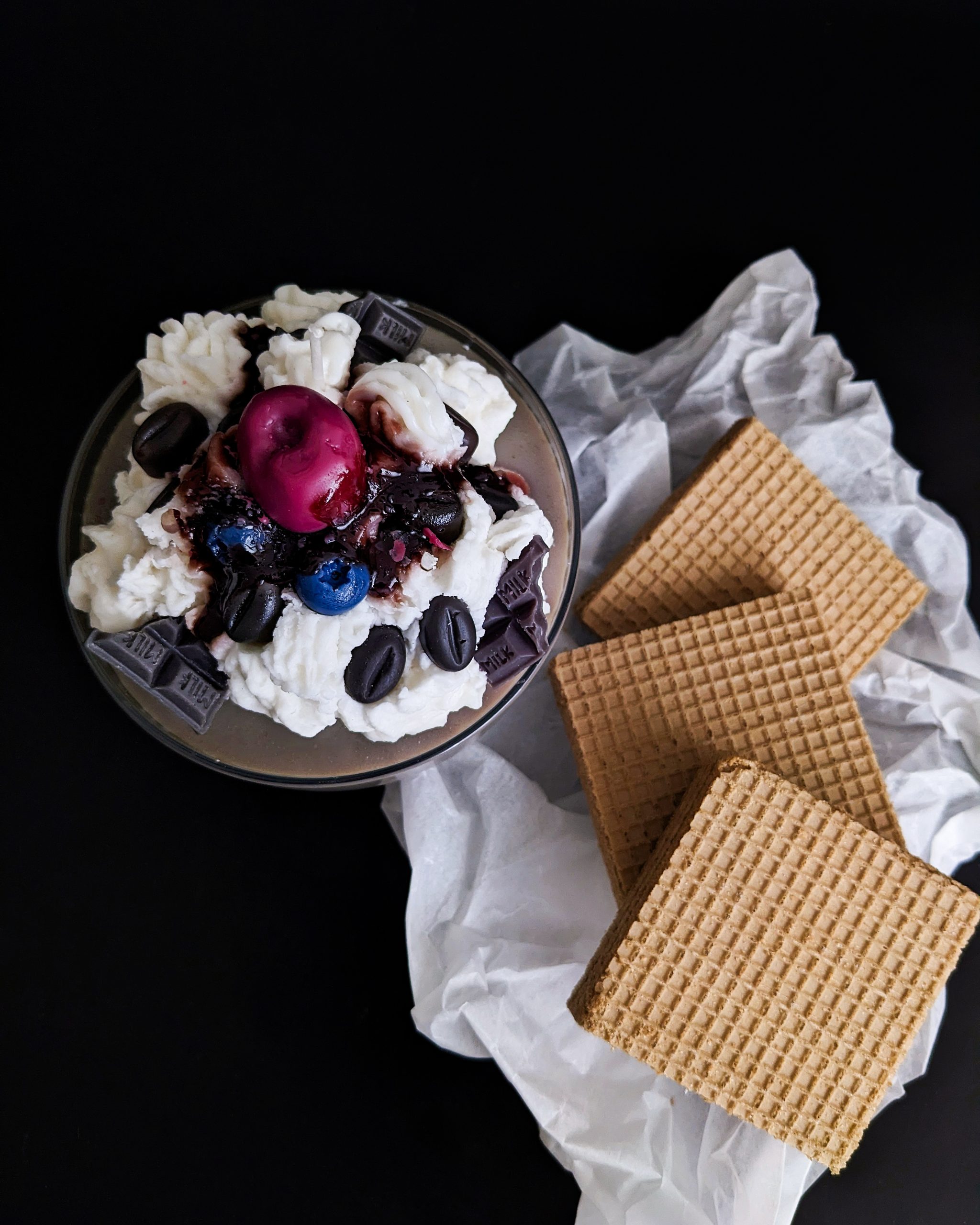Sojas vaska šokolādes deserts ar putukrējumu un ogām, 250 ml traukā - Image 2