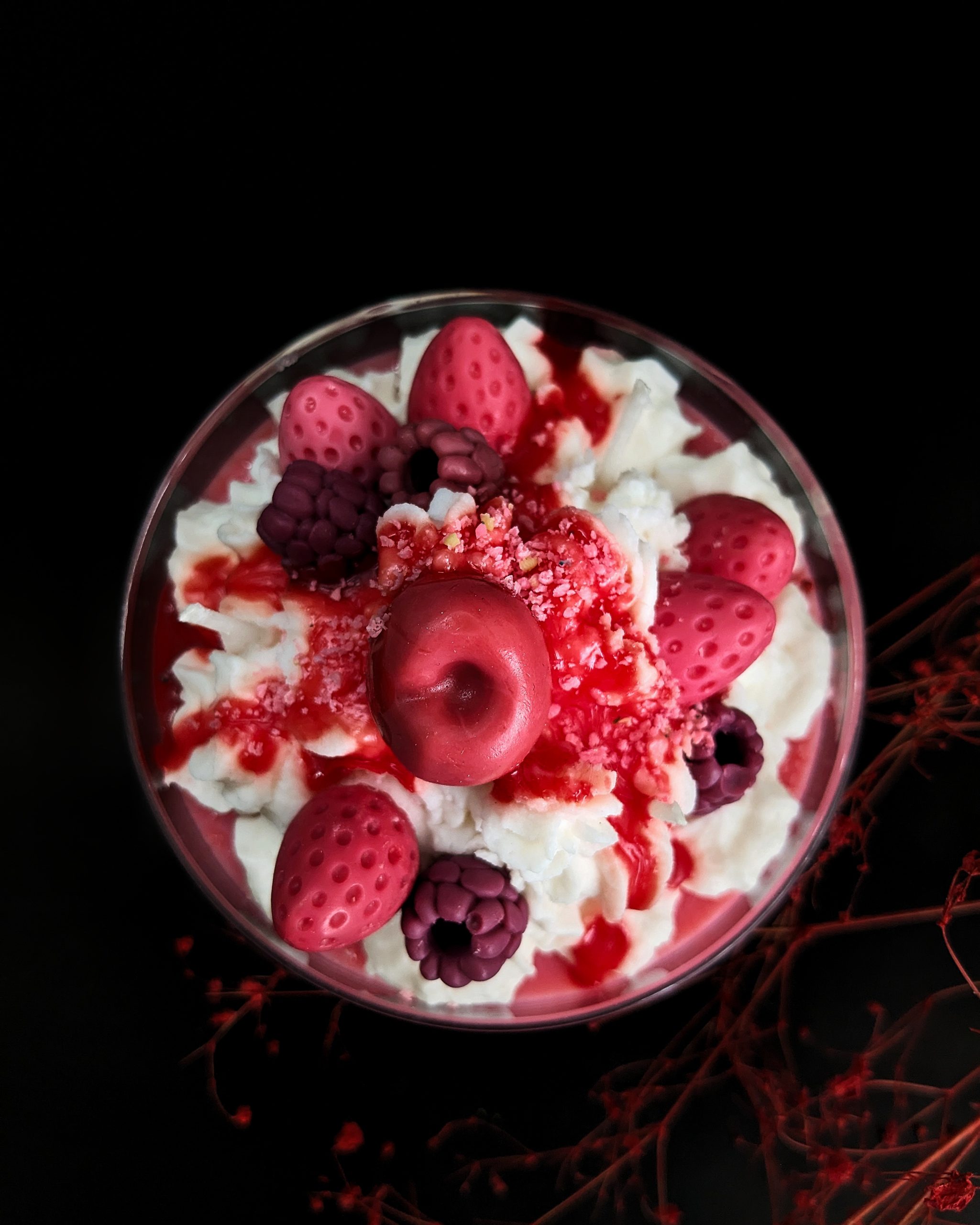 Sojas vaska sārtais deserts ar putukrējumu un ogām, 250 ml traukā - Image 2