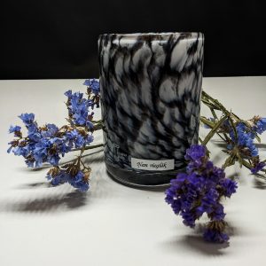 līvānu stikla un amatniecības centrā pūsts stikla trauks, melns ar baltu. pildīts ar badīgu sojas vasku