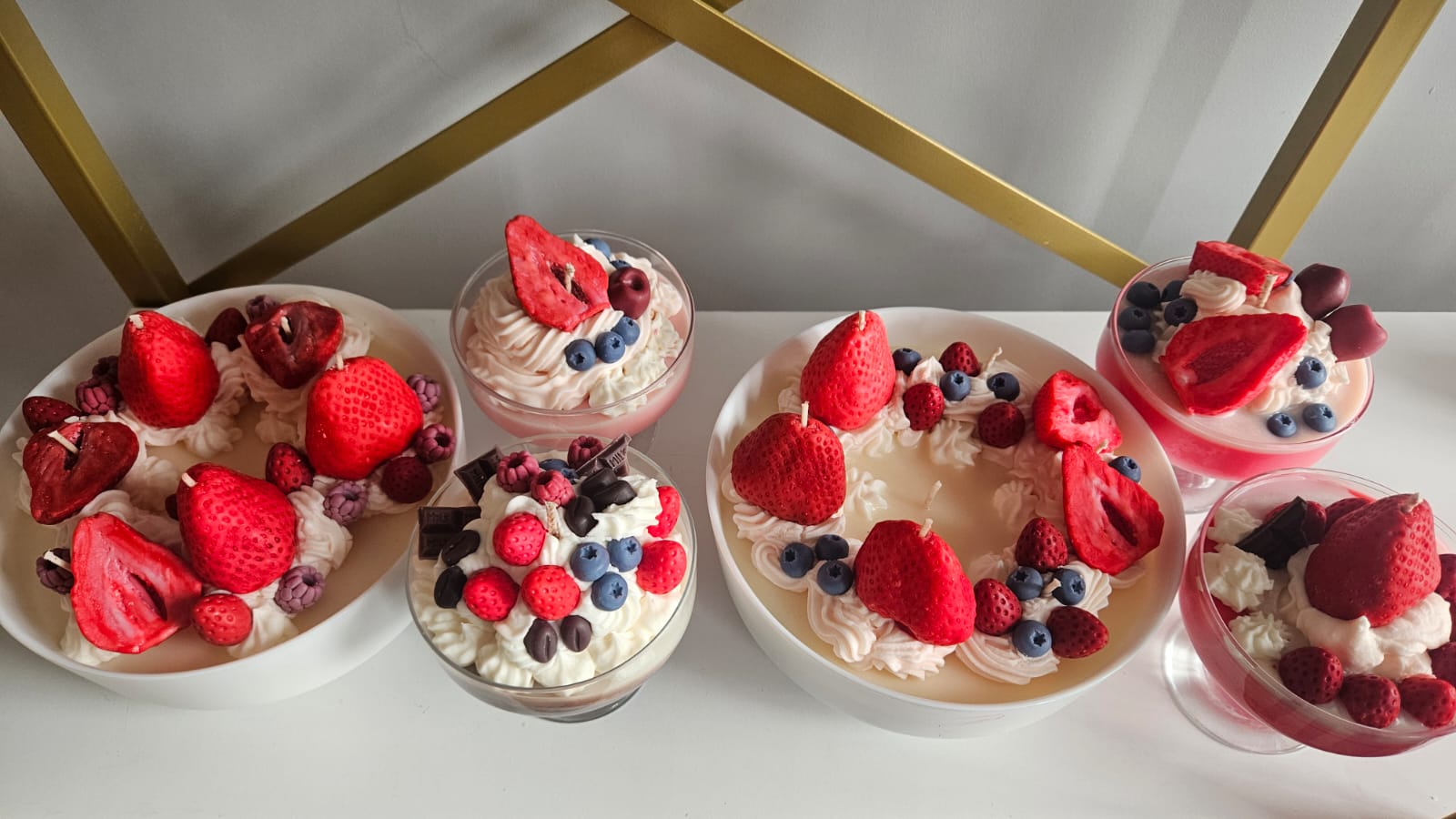 Sojas vaska sārtais deserts ar putukrējumu un ogām, 250 ml traukā - Image 3