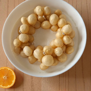 Aromātiskā Adventes vainaga svece 1000 ml stikla traukā ar 4 degļiem un vaska bumbiņu dekoru.