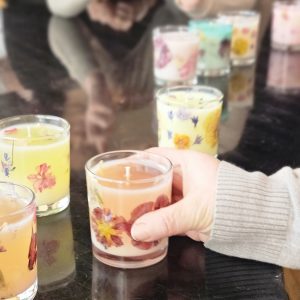 Svece ar kaltētiem augiem - sojas vaska sveču liešanas meistarklase+aromatikās vaska plāknītes gatavošna