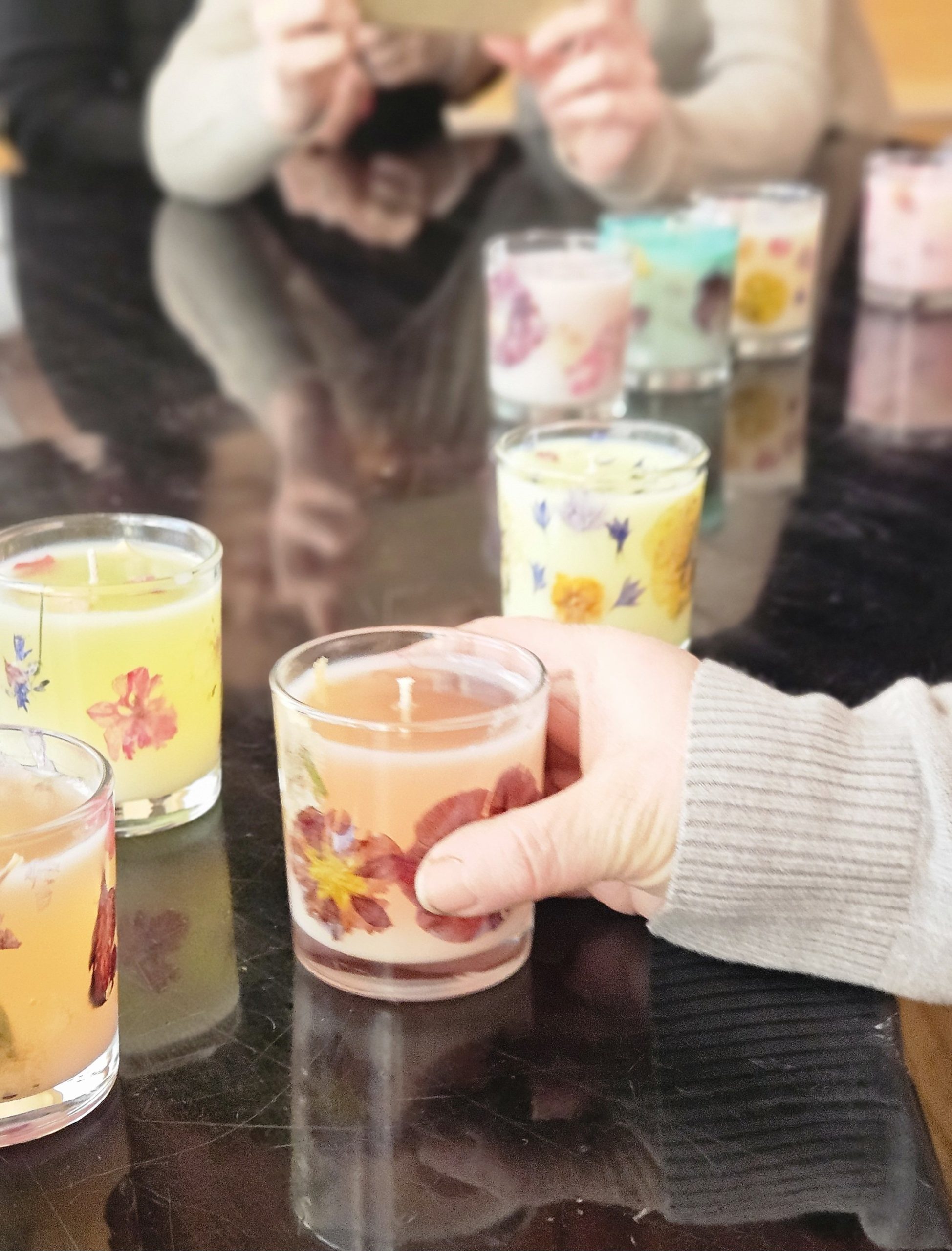 Svece ar kaltētiem augiem - sojas vaska sveču liešanas meistarklase+aromatikās vaska plāknītes gatavošna