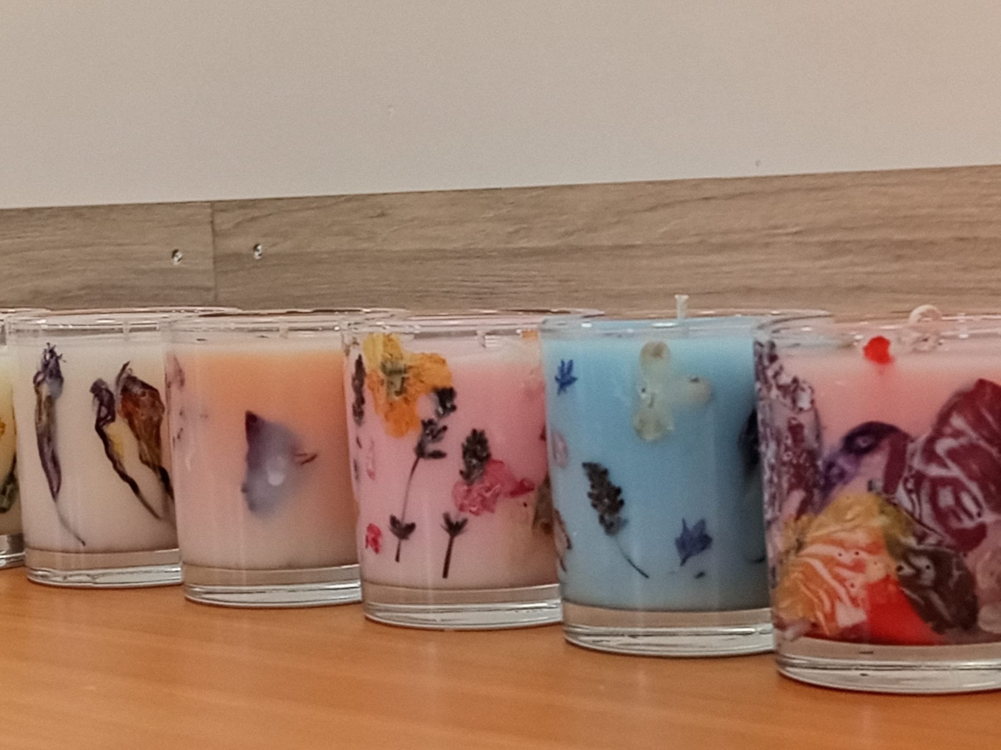 Svece ar kaltētiem augiem - sojas vaska sveču liešanas meistarklase+aromatikās vaska plāknītes gatavošna - Image 8