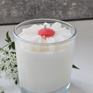 svece stikla glāzīte ar margrietiņu